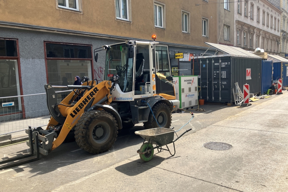 Elektro-Radlader-und-im Hintergrund-Klapp-PV-auf-den-Container&Batteriespeichersystem