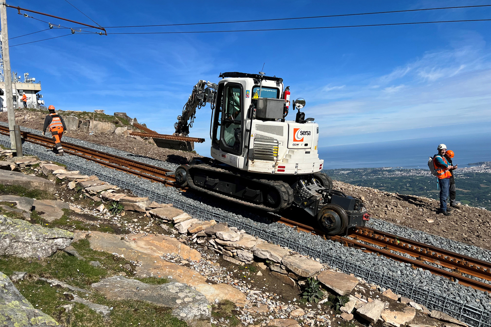 Der-Zweiwege-Zahnrad-Bagger-vor-der-Ozean