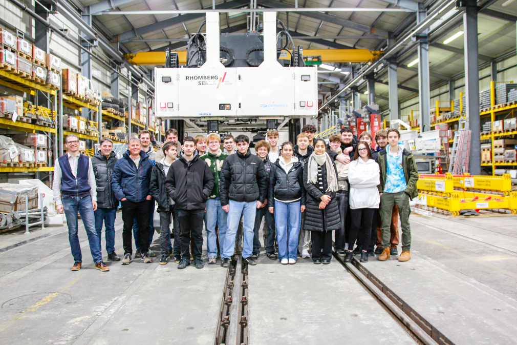 Besuch-Maturaklassen-HTL-Dornbirn,-Gruppenfoto-(RS-Bahntechnik,-Bahntechnik-Halle,-Dornbirn)