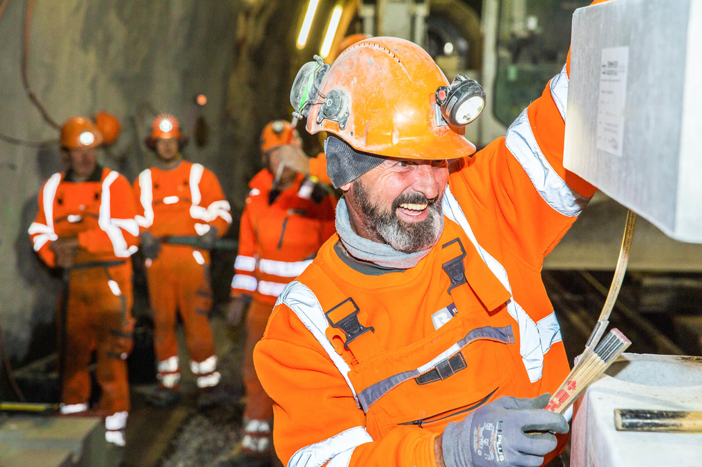 Bergünerstein Tunnel Arbeiter messen