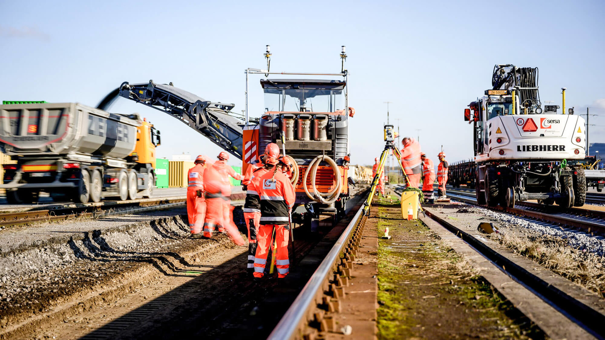 Sersa Schweiz Arbeiter Gleis Bagger.jpg