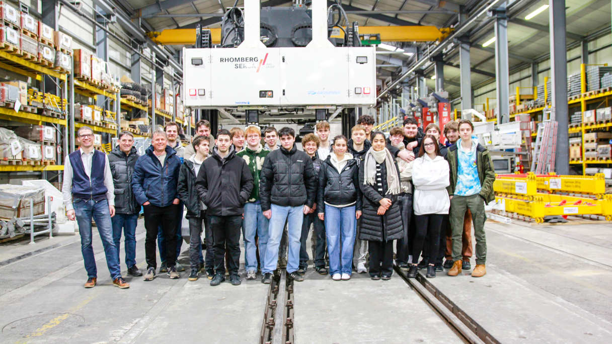 Besuch-Maturaklassen-HTL-Dornbirn,-Gruppenfoto-(RS-Bahntechnik,-Bahntechnik-Halle,-Dornbirn).jpg