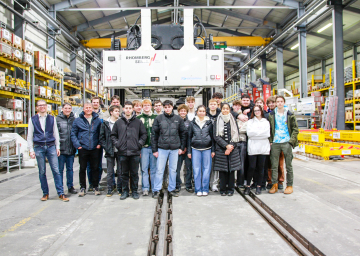 Besuch-Maturaklassen-HTL-Dornbirn,-Gruppenfoto-(RS-Bahntechnik,-Bahntechnik-Halle,-Dornbirn)