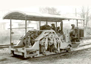 Mit dieser Maschine des Typs Matisa (1950) wurde in Österreich die Ära des maschinellen Gleisbaus eingeleitet. 75-Jahre-maschineller-Gleisbau-Österreich-Matisa-im-Jahr-1950
