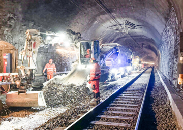 Fahrbahnerneuerung im Lötschberg-Scheiteltunnel (1) Fahrbahnerneuerung im Lötschberg-Scheiteltunnel (1)